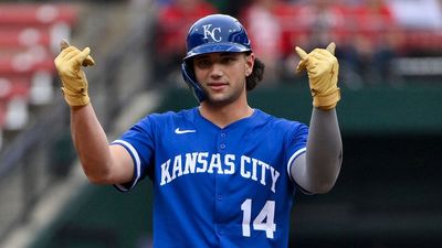Royals' Caglianone gets 1st hit, gives ball to dad
