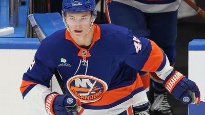 Top pick Schaefer nets 1st NHL goal as Isles lose
