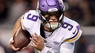 McCarthy delivers in debut, leads Vikings' rally